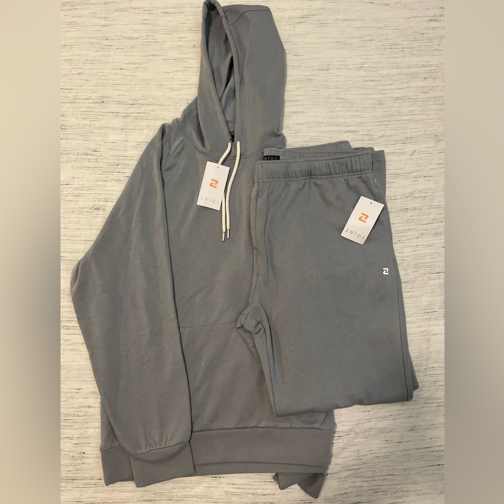 Zelos Men’s Grey sweatsuit set. Size large.